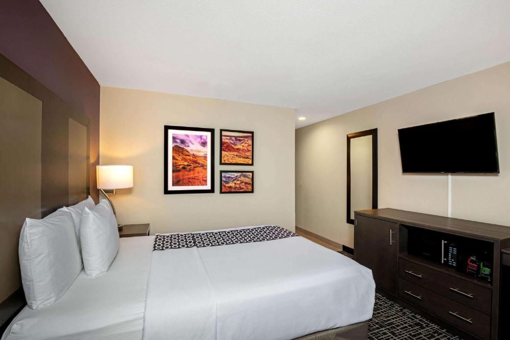 Deluxe King Room interior