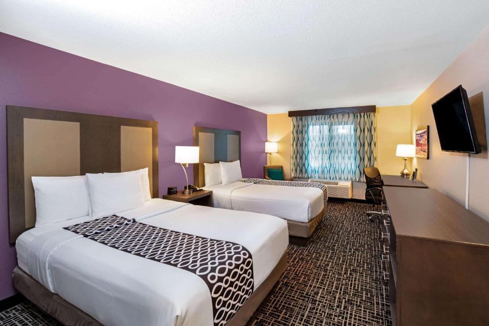 Deluxe Queen Room with Two Queen Beds interior